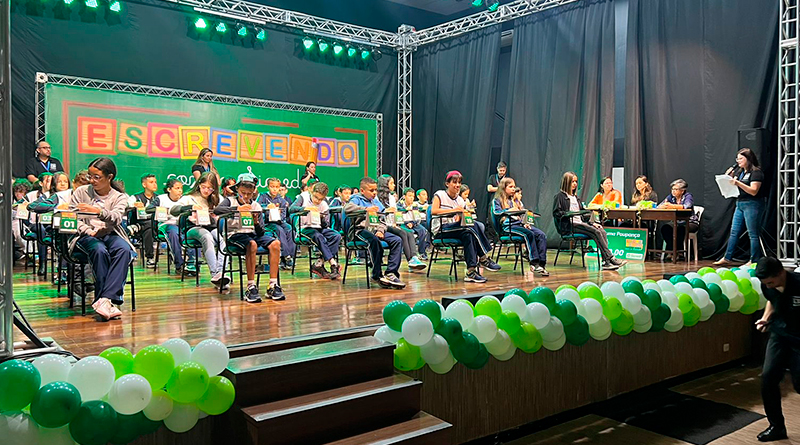 Alunos da rede municipal e estadual recebem prêmios do projeto Escrevendo com o Sicredi
