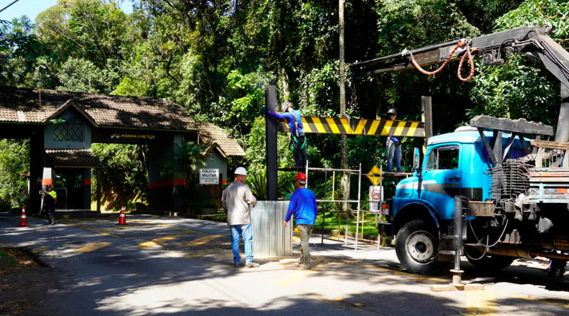 Prefeitura instala limitadores de altura para reforçar restrição a caminhões em vias da cidade